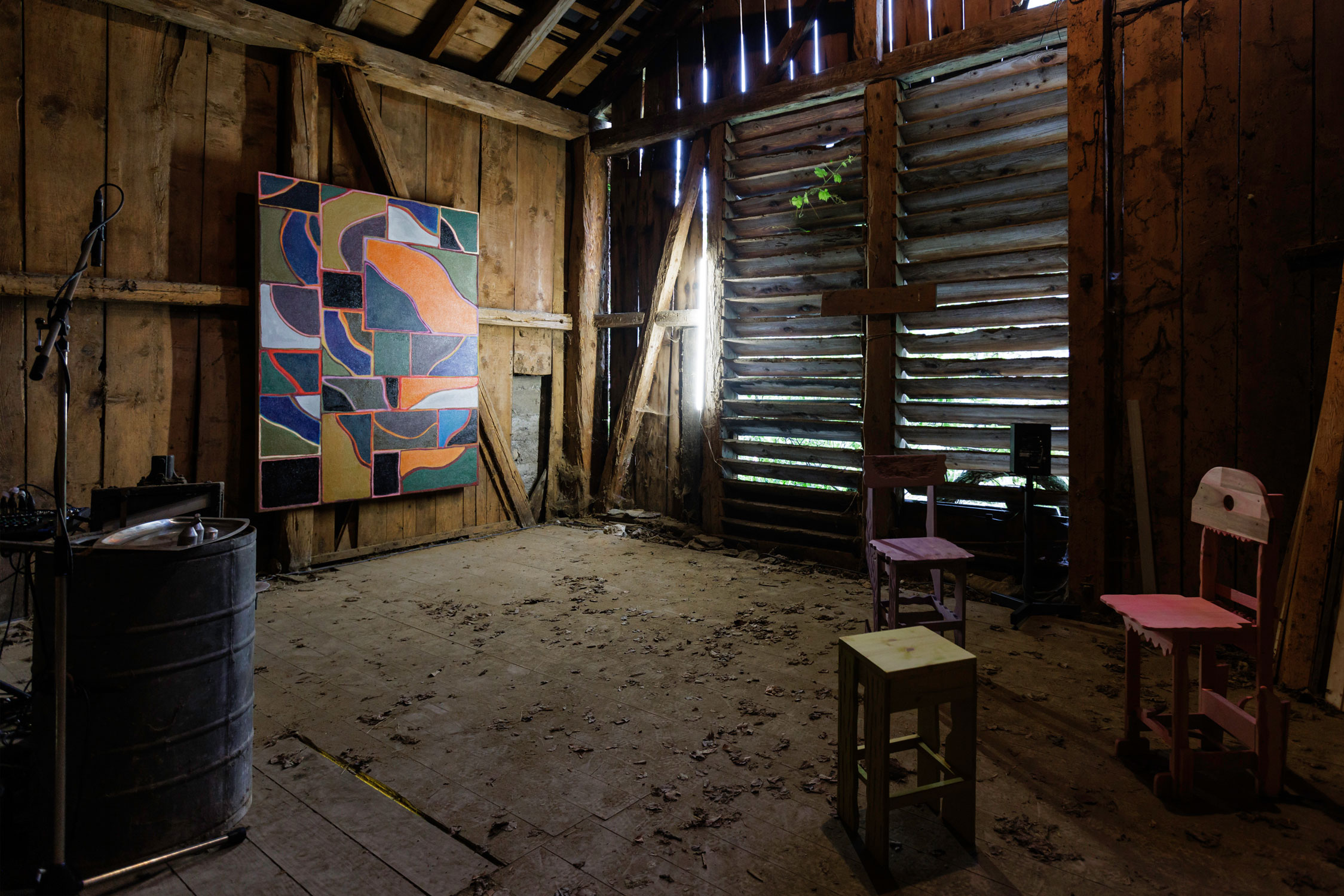 30.09.2023_ „BXGXGNXNG“ @ Viehstall in Sool with a Painting and Sculptures by Marco Russo and a Live-Sound-Performance by Simon Scherrer